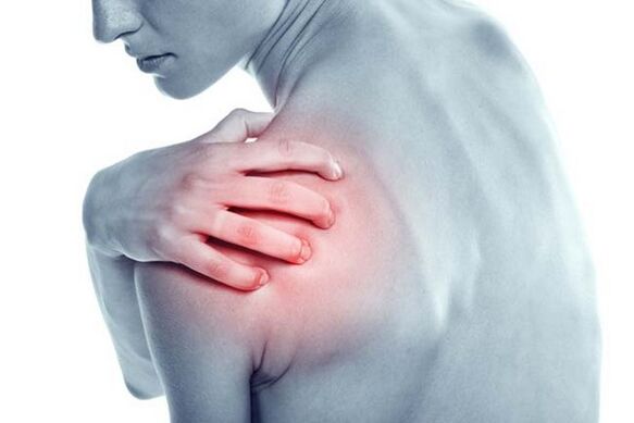 Il dolore doloroso alla spalla è un sintomo dell'artrosi dell'articolazione della spalla