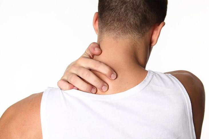 Nella prima fase dell'osteocondrosi del rachide cervicale, appare il disagio nel collo