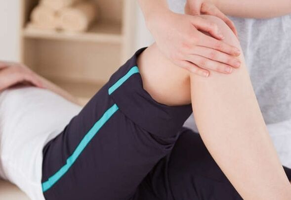 Massaggio dell'articolazione del ginocchio per l'artrosi